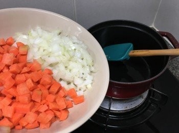 step5: 燒熱油鍋子, 先加入洋蔥粒快炒