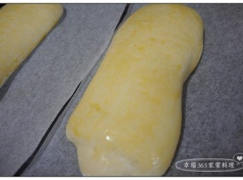 step6: 第二次發酵完成後在表面刷上一層蛋液，送進烤箱以180℃烤約25-30分鐘即完成。