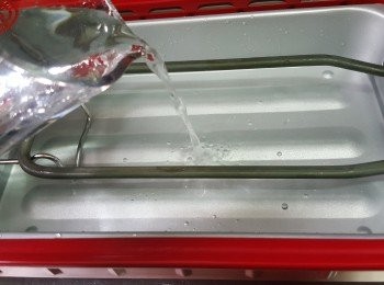 step6: 日式電熱鍋組裝好，倒入700毫升清水入水盤，擺入平烤盤，關蓋，開3度預熱5分鐘