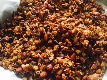 step7: 將乳酪和燕麥片一層一層放入碗或杯中，可按喜好加入新鮮水果。