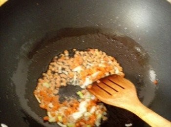 step4: 鍋中留底油，下蔥花、胡蘿蔔煸炒。胡蘿蔔不是很容易熟，所以先下鍋