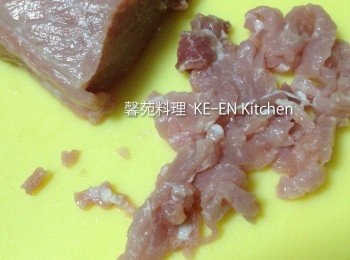step2: 豬肉切絲、放入盆內加入鹽、胡椒粉、太白粉、抓拌入味