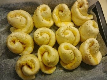 step11: 焗爐預熱200度。
麵團面塗蛋，撒上白芝麻，用170度焗15-20分鐘取出放涼即成。