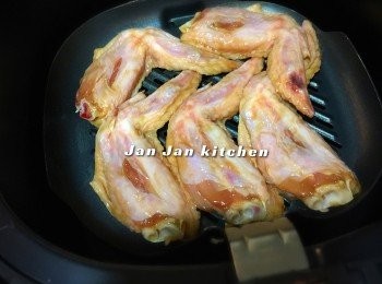 step2: 放入已預熱之氣炸鍋煎碟上，180度焗4分鐘。其實煎或放入焗爐亦可。