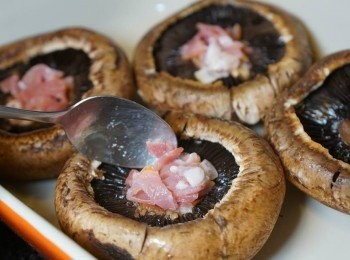 step3: 在每個大蘑菇內掃上一層牛油溶液, 然後放上少量煙肉