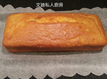 step6: 麵糊倒入模中再櫈幾下排空氣, 當焗了10分鐘從爐攞出, 再喺表面一條直線, 使蛋糕爆開得靚啲, 再焗餘下的時間就完成。