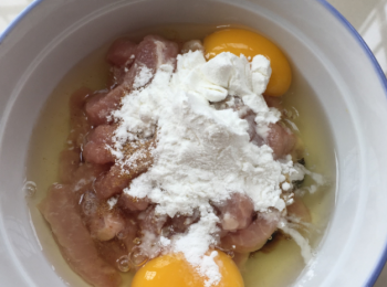 step2: 加適量的鹽，五香粉，雞蛋，麵粉，澱粉！