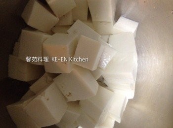 step2: 豆腐稍微冷卻後、切塊備用