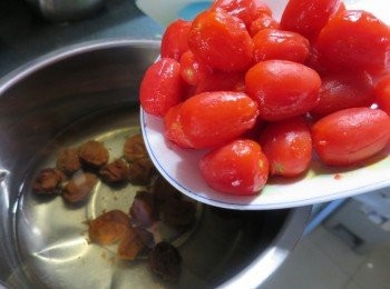 step6: 再將撕了皮的蕃茄仔倒入話梅蜜糖水中,放入雪櫃雪4小時以上待入味即可(雪一晚更佳)