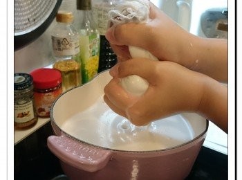 step3: 把(2)倒入隔渣袋, 隔去杏仁渣。