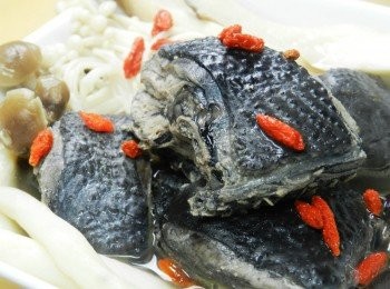 step6: 煮開後加入枸杞，調味就可囉~整間廚房都是苦茶油的香氣~