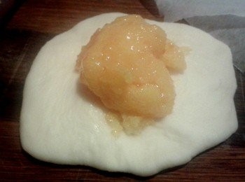 step4: 將麵團再搓兩分鐘，分成8-10份，每份約35克。擀成薄片，中間要厚一點，周邊要較薄，放入餡料包好