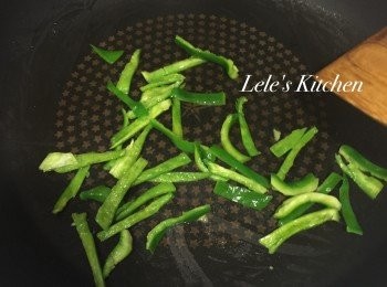 step1: 鍋底放點油，熱鍋後放入青椒炒至熟透(約2-3分鐘)
此時可以開始煮一鍋水，將泡麵泡軟用~