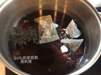 step4: 湯鍋中放入水、滷包、八角及所有調味料（辣椒除外）煮開
