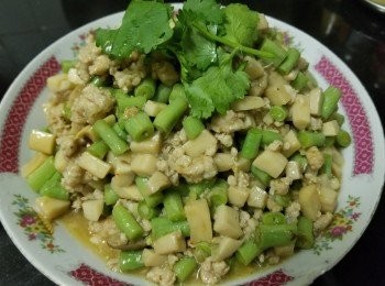 step8: 做法：

將雞肶菇，肉豆切粒備用，免治豬肉用少少糖，雞粉，麻油，生粉醃 10 分鐘，將雞肶菇出水，迫出多餘水份備用。

爆香蒜頭，乾蔥將免治豬肉爆炒半熟上碟，再爆香蒜頭，乾蔥，薑絲，辣椒碎放入肉豆爆炒，稍為轉色後將雞肶菇放入，加約 200ml 水少少雞粉，糖，胡椒粉蓋好用中火煮約 30 秒，將免治豬肉回鑊炒熟，少少麻油，生粉水埋芡，完成。