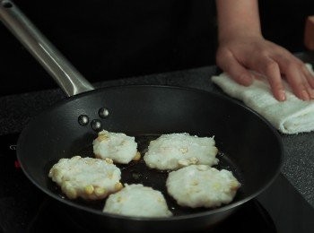 step5: 猛火起獲放油後收小至中火, 放入墨魚餅以半煎炸型式慢火煎