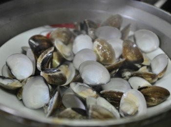 step2: 可開鍋蓋檢查是否每個蛤蜊都有開口~