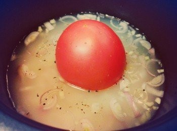 step7: 最後, 將蕃茄整個放置於中央, 按下煮飯按扭, 開始煲飯