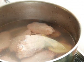 step1: 把<a href="https://bit.ly/3zHU5V3" target="_blank" data-keyword="雞中翼" class="guide-link"><strong>雞中翼</strong></a> <span style="display:inline-block;vertical-align:middle;margin-top:-3px;color:initial;border-radius:3px;padding:2px 3px;font-size:12px;line-height:14px;background:#87d300;color:#fff;">即買</span> 洗淨，放入鍋中，加入薑片，注入常溫水至蓋面，以中小火加熱至水接近滾起來的狀態。