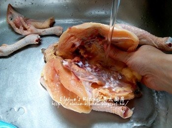 step1: 雞去頭去尾 , <a href="https://bit.ly/3kLFTWO" target="_blank" data-keyword="雞腳" class="guide-link"><strong>雞腳</strong></a> <span style="display:inline-block;vertical-align:middle;margin-top:-3px;color:initial;border-radius:3px;padding:2px 3px;font-size:12px;line-height:14px;background:#87d300;color:#fff;">即買</span> 起出 , 將雞身剪半 , 用水洗淨抹乾水份