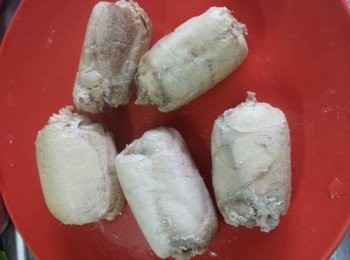 step7: 放涼後，將雞腿卷放入醉雞<span class="group_2">鹵汁</span>中浸泡24小時。