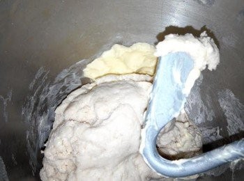 step1: 將全部材料倒入攪拌機裡（除了牛油）攪拌成面團(大概10分鐘)加入牛油繼續攪拌成面團，直到有彈性不易破裂的薄膜。接近透明狀。
