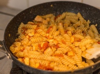 step9: 做完以上之步驟後意粉應該熟透，撈起意粉走水份，不用過冷河 直接放入正在煮汁料之鍋中拌勻煮1-2分鐘直到所有意粉均勻地沾上醬汁，試味，如不夠味再加調味料，上碟