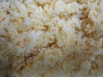 step2: 飯倒入1拌炒~加入調味料,最後在臨上蛋液一起拌炒 讓每顆飯粒都沾到蛋~都可以呈現金黃飯粒的感覺喔