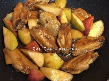 step3: 加入蘋果大火兜炒至收汁即成。