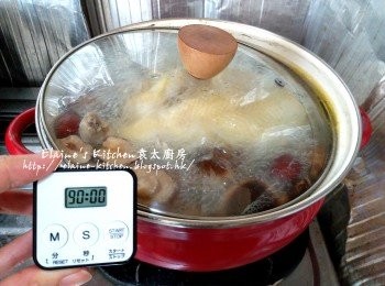 step7: 滾後用中火先煲15分鐘 , 再蓋上蓋轉慢火煲1 1/2小時