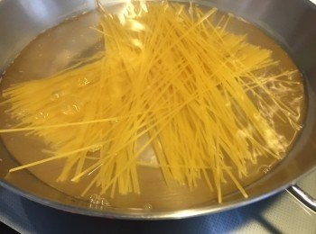 step2: 燒一鍋水，水滾後放入2-3匙鹽，然後放入意粉煮7分鐘，其間要攪動(煮意粉時間需參照包裝指示)。