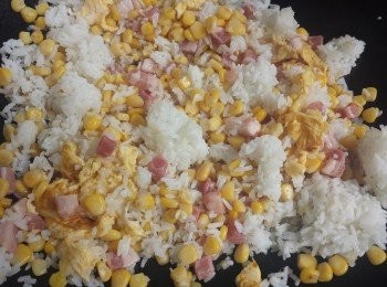 step2: 加入粟米粒及煙肉碎炒至一會。