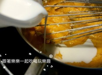 step4: 再加入鮮奶拌勻後，將鍋子取出再加入香草莢拌勻。
