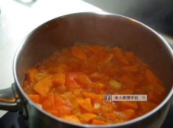 step9: 把煱中材料倒入煲中，加入番茄膏、紅椒粉，加水蓋過材料，以中火煲8分鐘或至南瓜軟稔，關火。