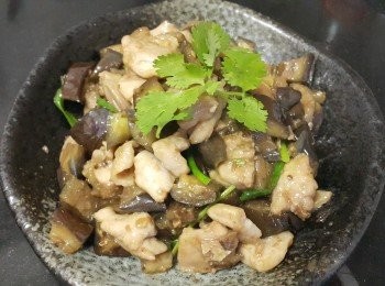 step7: 做法：

將咸魚清洗後，隔乾水份用油爆香，搓碎備用，雞脾去骨(雞骨留用煲湯)，將雞脾肉切粒，用黃酒，雞粉，麻油醃 1 小時，茄子切粒先用鹽水浸泡，避免切粒後出現銹色，起油鑊爆香蒜頭，雞脾肉上少少生粉，大火煎封半熟備用，再起鑊爆香蒜頭，乾蔥，薑絲爆炒茄子，將咸魚回鑊快炒，炒出香味後，加入約 1 碗水，糖，雞粉煮滾，再將雞粒回鑊燜煮至收汁，加少少麻油，完成 。