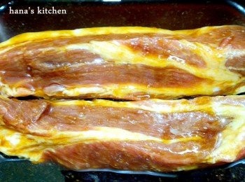 step1: 將所有調味料稍為煮開後放涼,再將肉塊和蒜泥放進去醃漬1-3天.