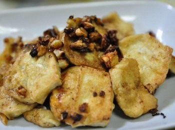 step3: 將豆腐一塊塊夾入盤中，將煎的焦酥香蒜淋在上層即可~