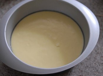 step4: 將蛋糕糊倒入模具，放入焗爐140度焗約30分鐘。用手指輕碰蛋糕面，如沒有黏手，而蛋糕中間有像海綿質感便可。如未熟，可再焗約五至十分鐘。蛋糕面如怕烤焦，可蓋上鋁箔紙。蛋糕待涼