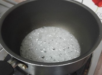 step1: 砂糖與水放長柄铁煲內, 中火加熱, 其間不用攪動