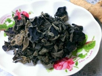 step1: 乾的川耳用開水泡開~( 川燙後放涼 )