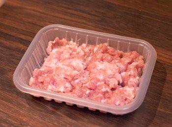 step1: 豬肉用<span class="group_2">豬肉醃料</span>醃大約半小時