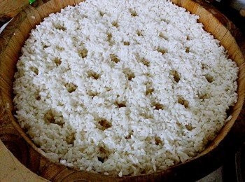 step1: 將糯米浸泡4小時後瀝乾水份放入蒸籠中{底部鋪一層布在將糯米放入}上面稍微搓動這樣在蒸才會均勻.大火水滾才可放入蒸籠然後大火蒸25分鐘即可