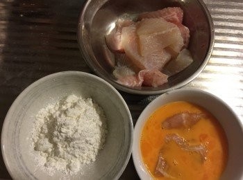 step1: 魚柳切件用少許鹽醃15分鐘，然後沾上蛋漿再沾上粟粉，熱好油用中火慢慢半煎炸至金黃色後備用；