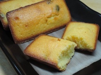 step8: 烤好的蛋糕背面，一定會壟起一個可愛的小山丘喔!!!南瓜子只用在費南雪模!!!