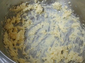 step1: 用打蛋器打發牛油至軟身，加糖拌勻，逐次加一隻蛋拌勻