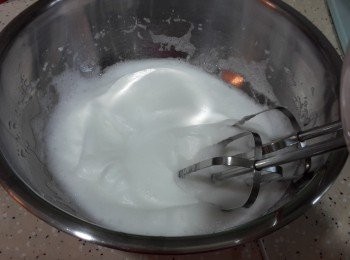 step2: 加旦白塔塔粉，以打旦器高速打發旦白至泡沫幼細後，分三次加入砂糖。