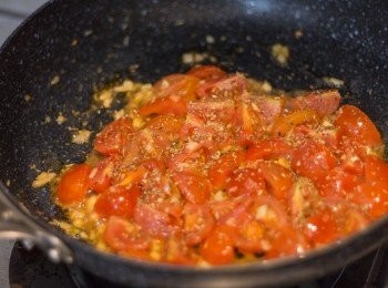 step5: 下蕃茄後煮約3分鐘，蕃茄會開始出多水，加入牛至，繼續煮