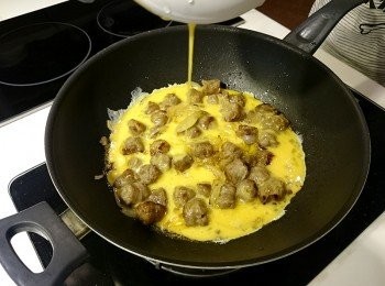 step4: 待洋蔥炒軟後，倒入蛋液，扮炒約2分鐘，最後加入適量的鹽與胡椒，即可起鍋囉！