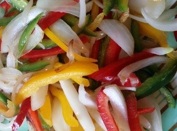 step2: 肉絲加入豉油雞汁，鹽，米酒混合醃15分鐘。