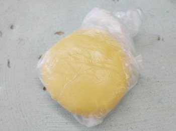 step4: 將麵團包起來放入冰箱冷藏至少半小時。